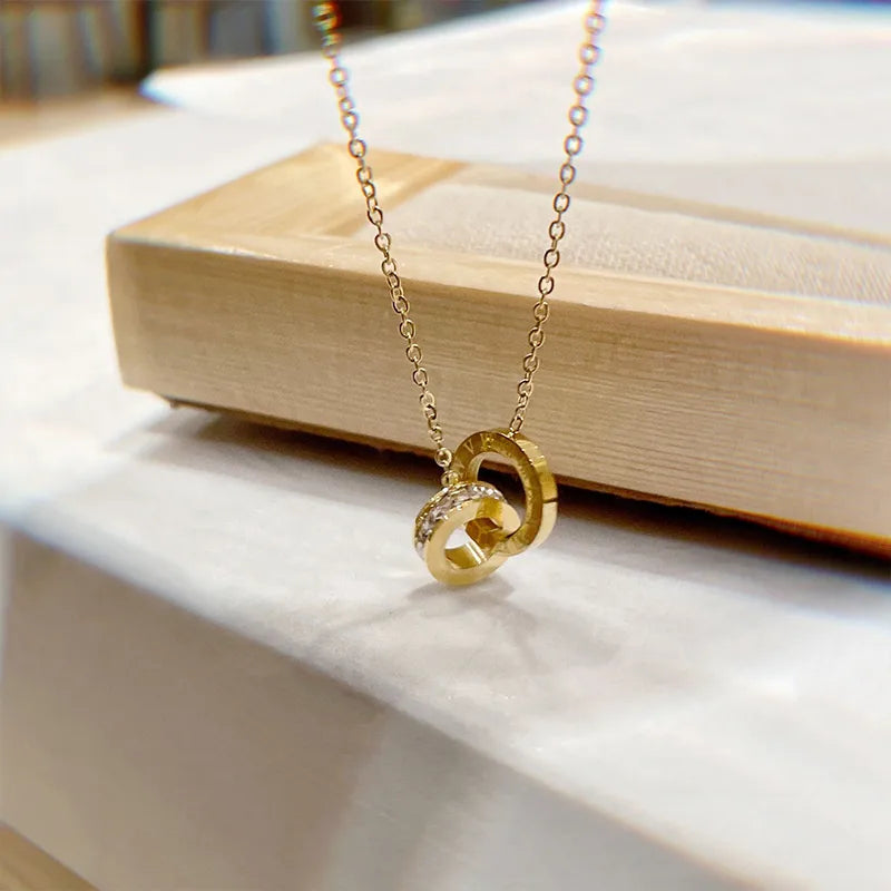 Collier Anneaux Entrelacés – Doré & Zirconium