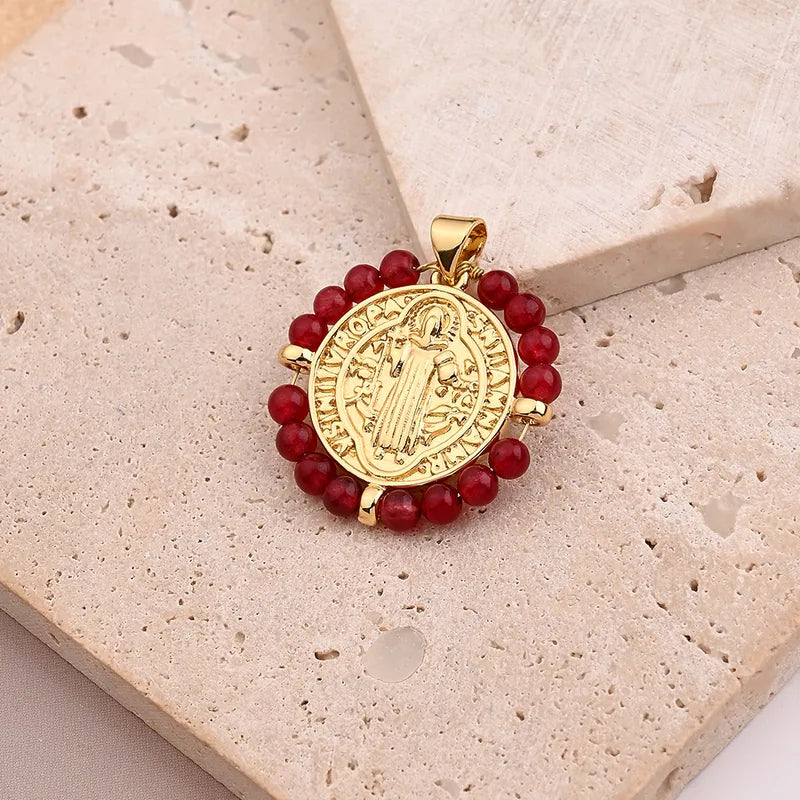 Pendentif Médaillon Religieux Doré – Bordure en Perles Rouges – Acier Inoxydable