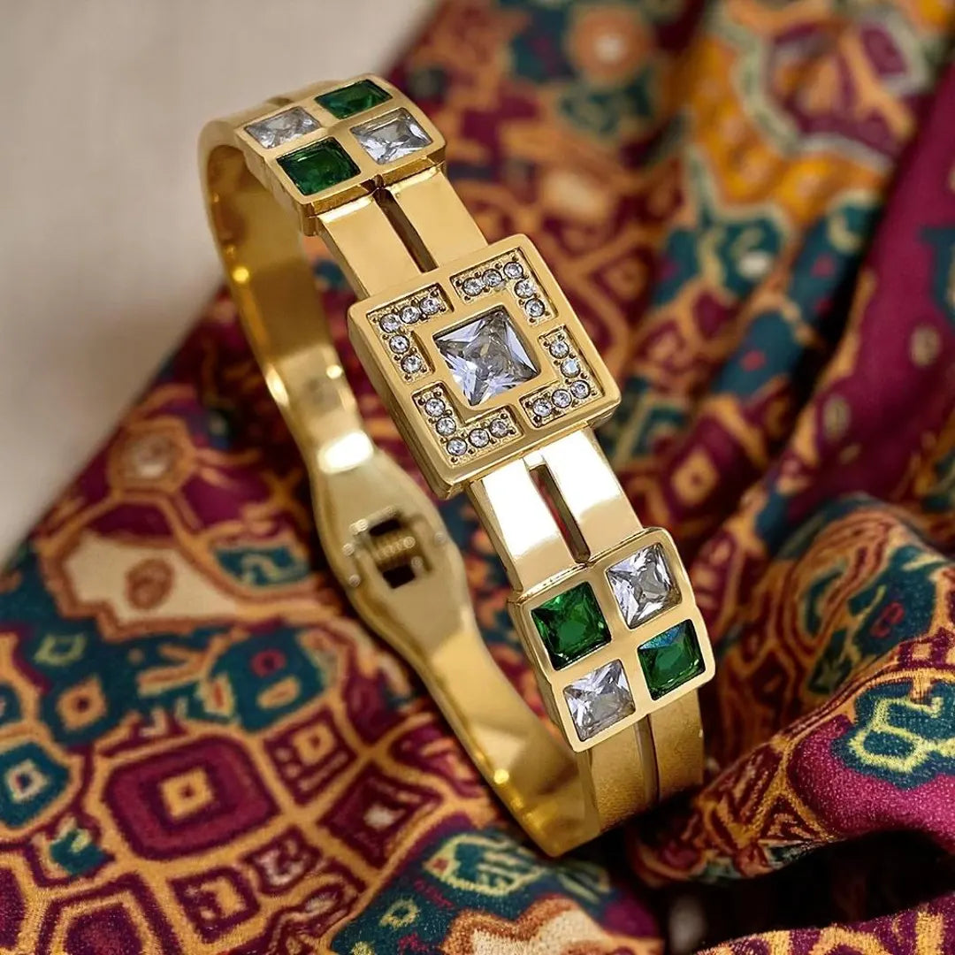 Bracelet doré serti pierres vertes et blanches – luxe géométrique