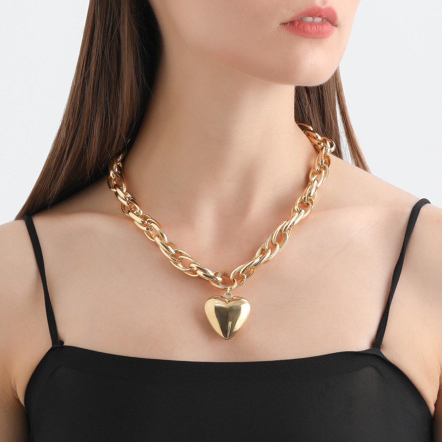 Collier Chaîne Dorée à Gros Maillons avec Pendentif Cœur – Élégance Moderne