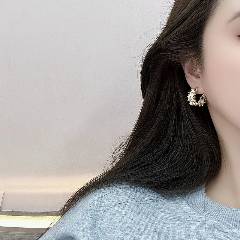 Boucles d’Oreilles Créoles Élégance Dorée & Blanche