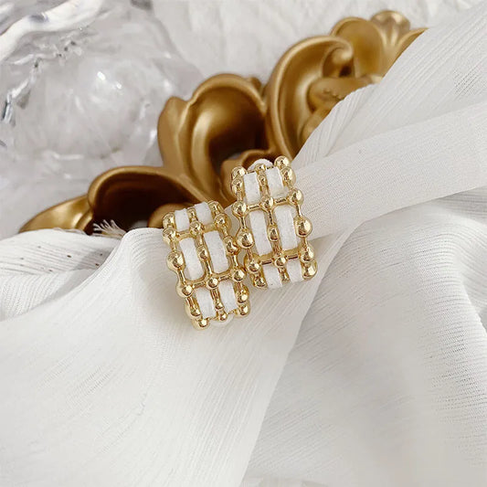 Boucles d’Oreilles Créoles Élégance Dorée & Blanche