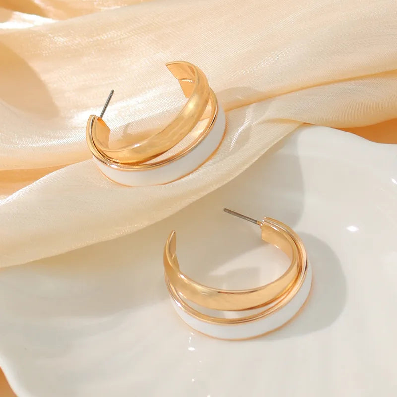 Boucles d’Oreilles Anneaux Géométriques – Blanc & Or – Style Chic & Moderne