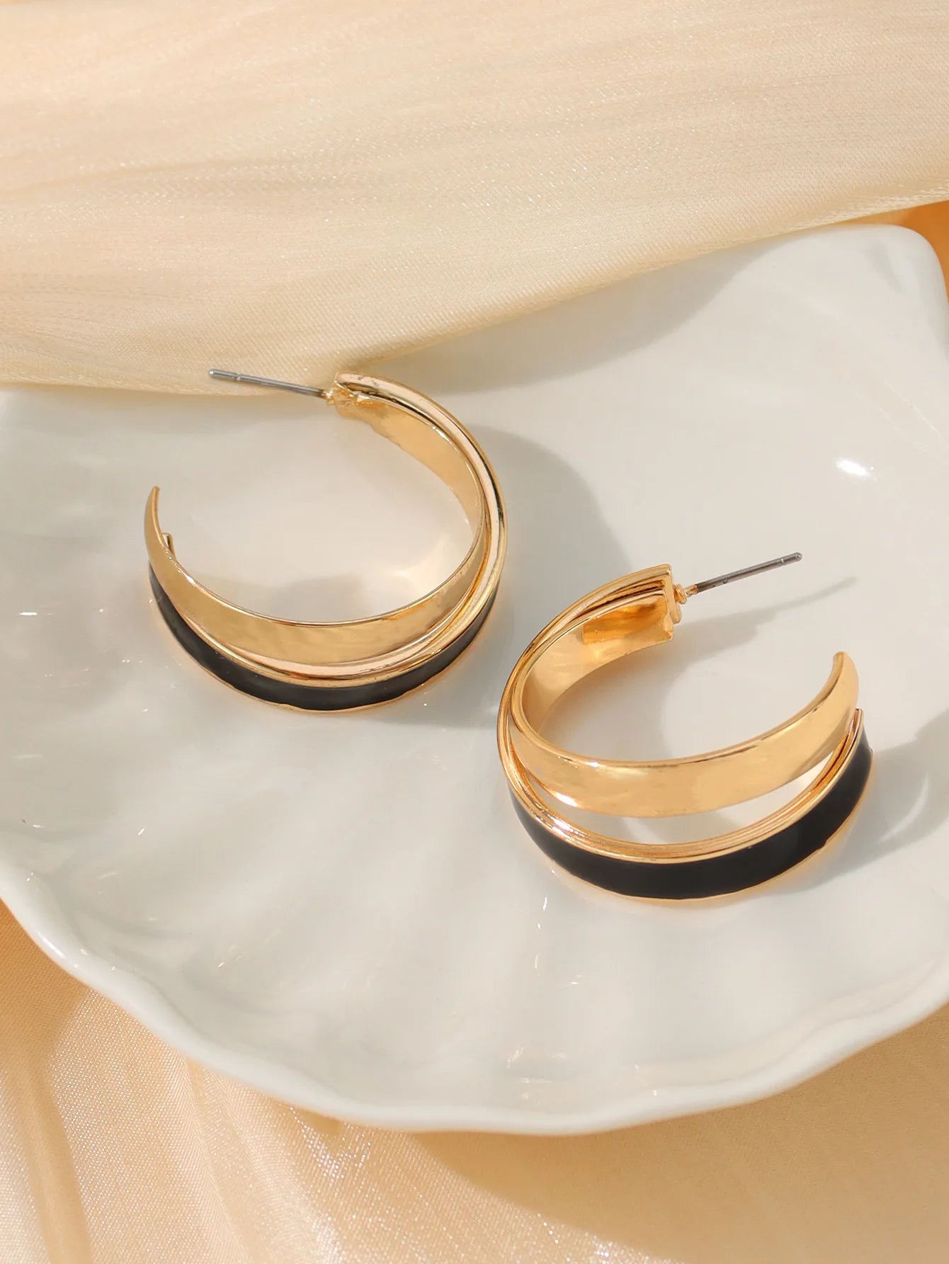 Boucles d’Oreilles Anneaux Géométriques – Noir & Or – Élégance Moderne