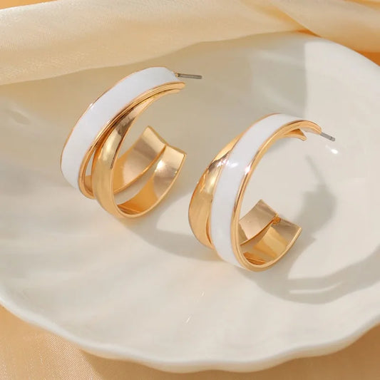 Boucles d’Oreilles Anneaux Géométriques – Blanc & Or – Style Chic & Moderne