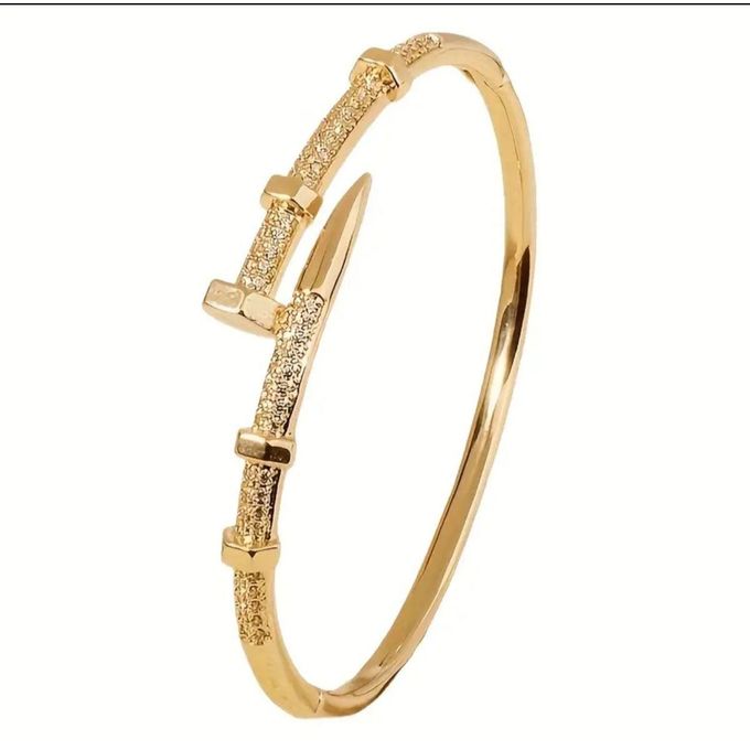 Bracelet “Clou d’Or Élégance” – Acier Inoxydable Doré & Détails Pavés