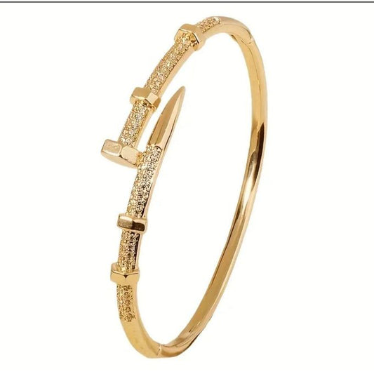 Bracelet “Clou d’Or Élégance” – Acier Inoxydable Doré & Détails Pavés