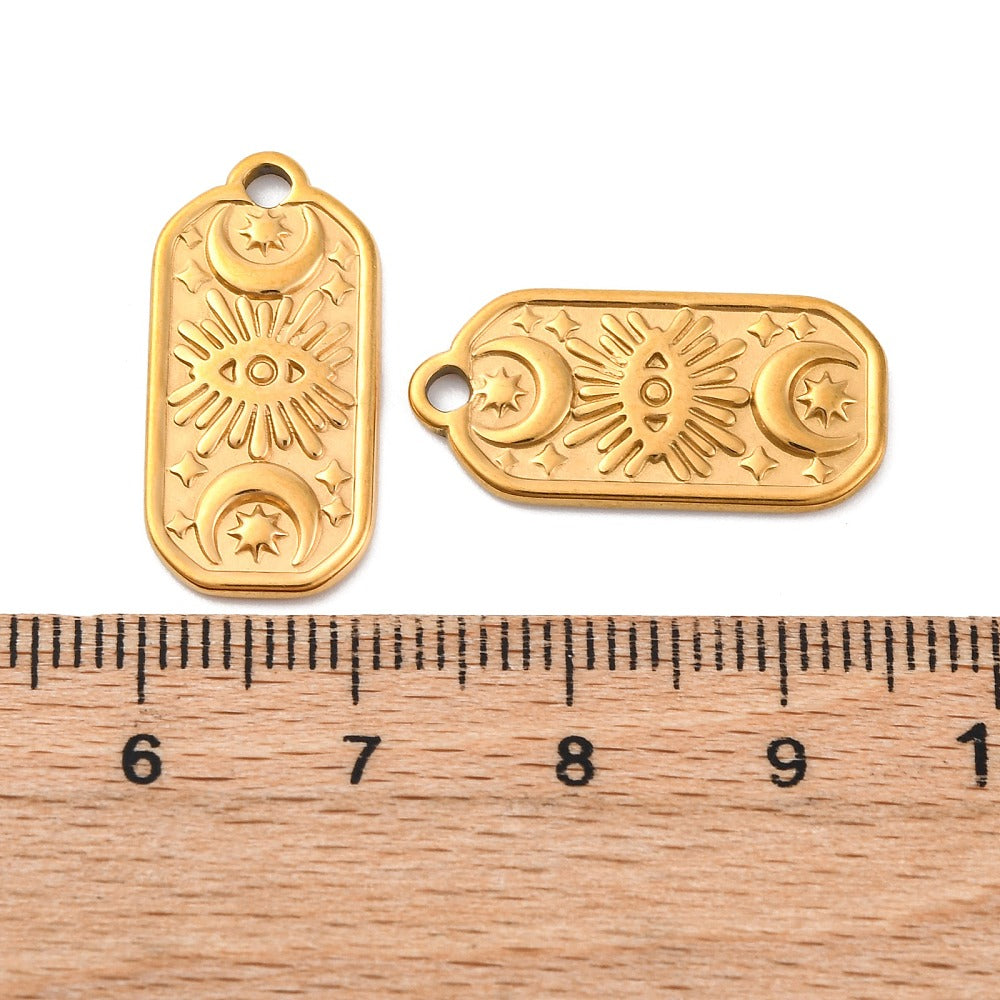 Pendentif œil mystique & symboles célestes – plaqué or