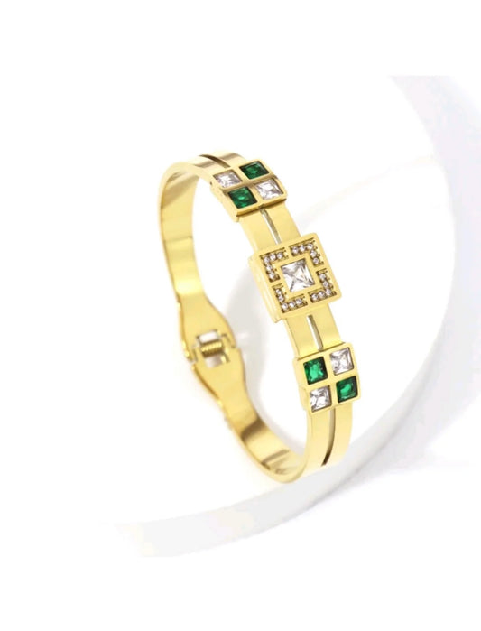 Bracelet doré serti pierres vertes et blanches – luxe géométrique