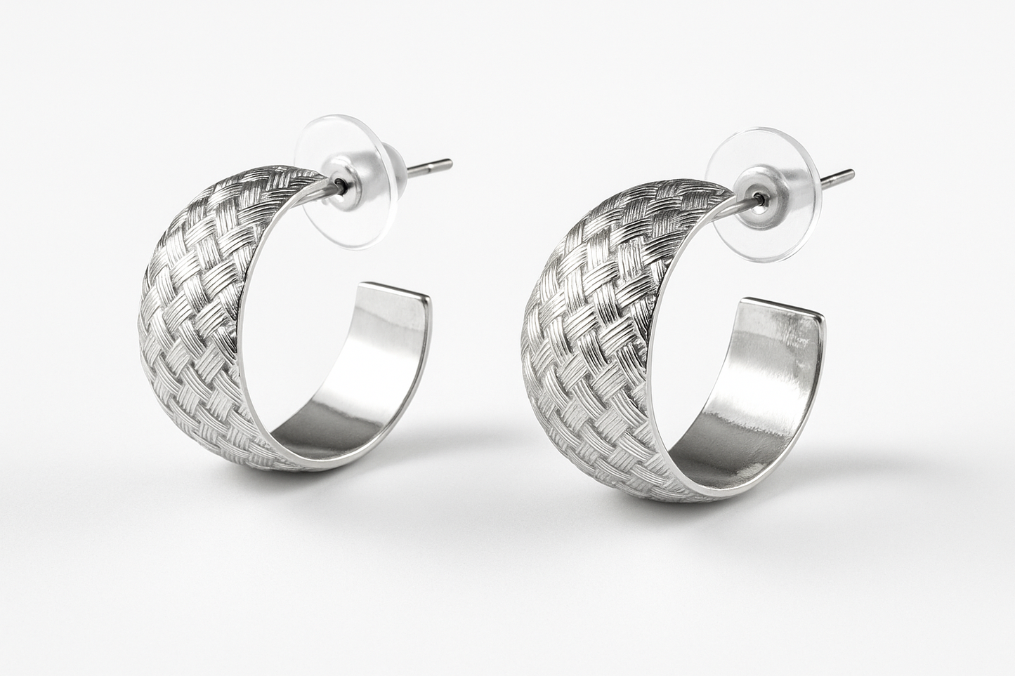 Boucles d’oreilles demi‑créoles texturées – acier couleur argent