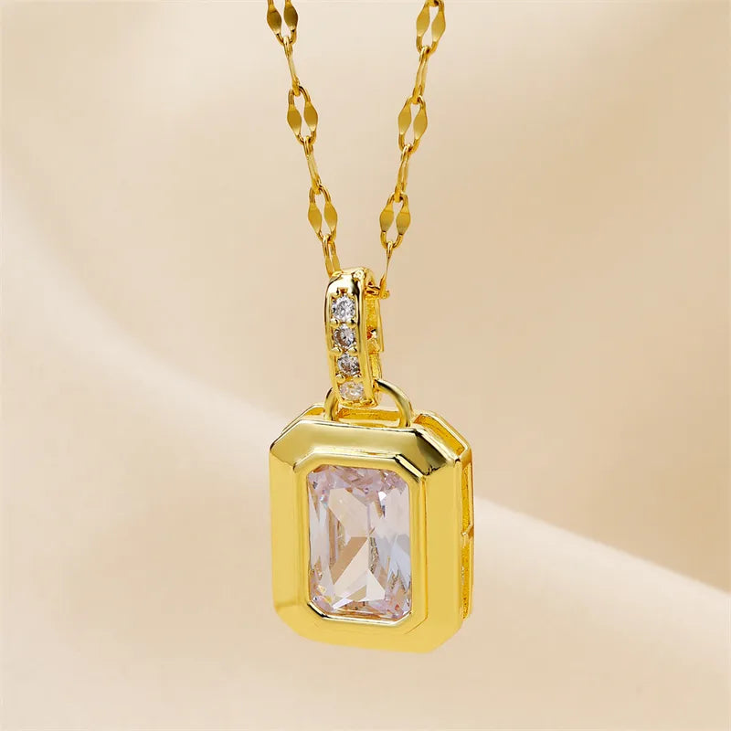 💛 Collier Élégance Émeraude – Cristal Taille Rectangle & Finition Or