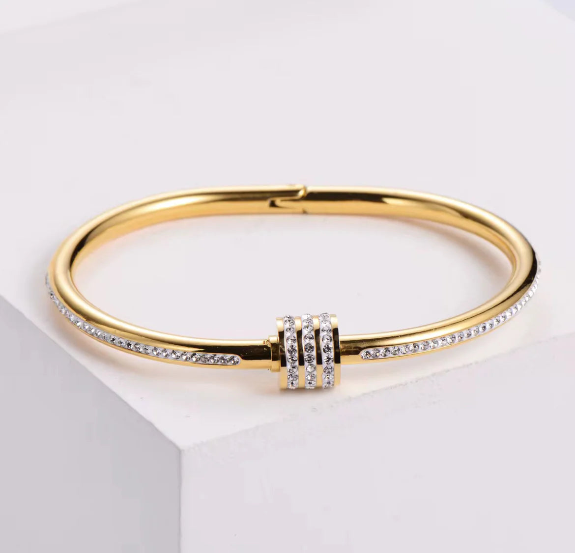 Bracelet Jonc Doré Pavé de Cristaux – Élégance Intemporelle