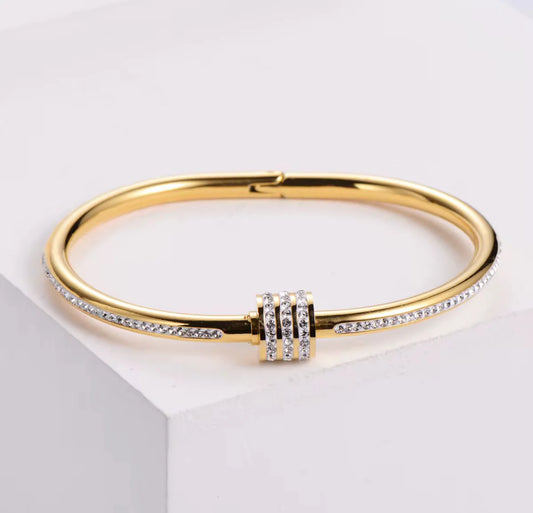 Bracelet Jonc Doré Pavé de Cristaux – Élégance Intemporelle