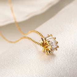 ✨ Collier pendentif cylindre baguettes zircons – Doré