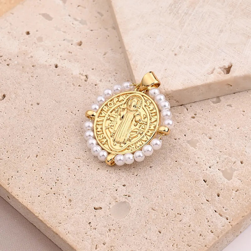 Pendentif Médaillon Religieux Doré – Bordure de Perles Blanches – Acier Inoxydable