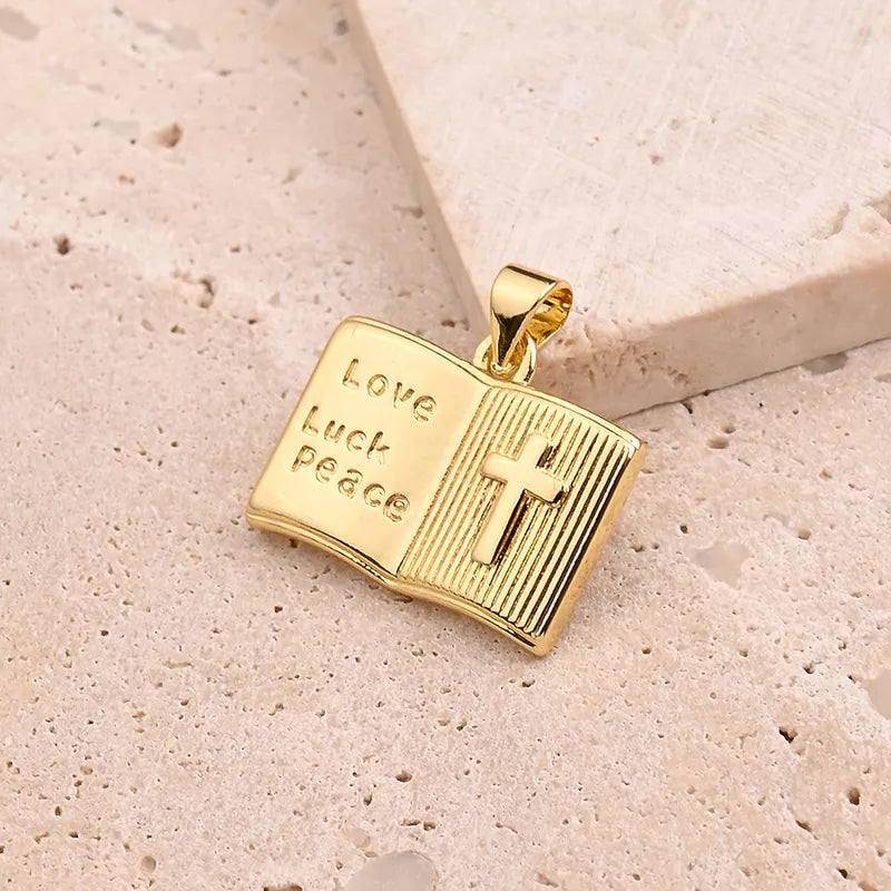 Pendentif Livre Doré avec Croix – “Love Luck Peace” – Acier Inoxydable
