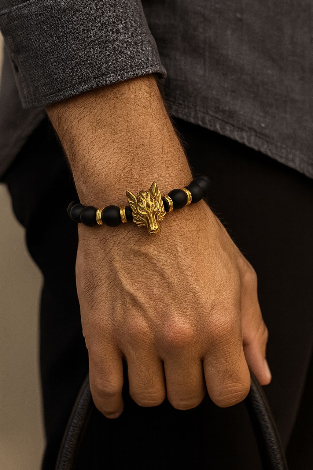 Bracelet Loup Doré – Perles Noires & Élégance Sauvage