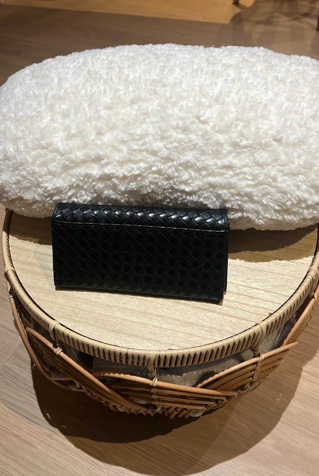 Pochette Élégance Noire Tressée – Chic Intemporel