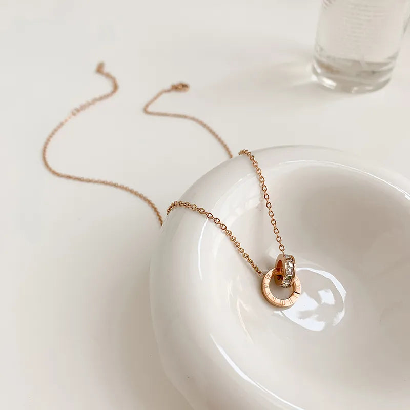 Collier Anneaux Entrelacés – Chiffres Romains & Zircon | Acier Titane Doré