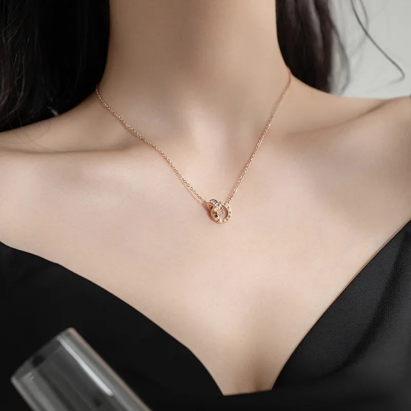 Collier Anneaux Entrelacés – Chiffres Romains & Zircon | Acier Titane Doré
