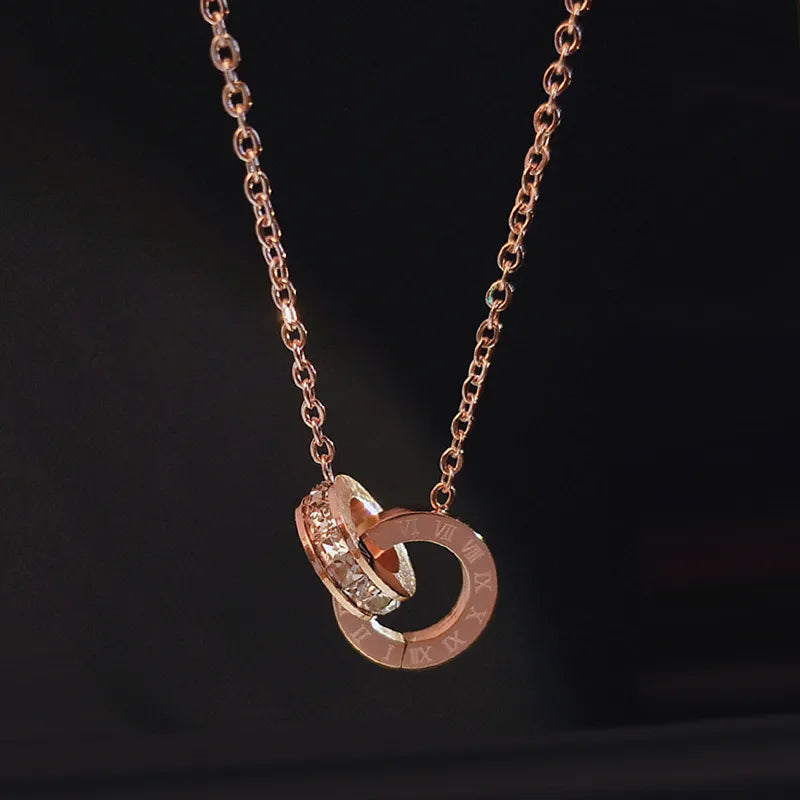 Collier Anneaux Entrelacés – Chiffres Romains & Zircon | Acier Titane Doré