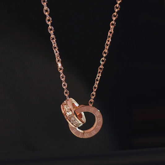 Collier Anneaux Entrelacés – Chiffres Romains & Zircon | Acier Titane Doré