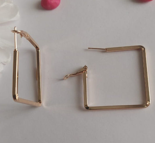 Créoles Carrées Dorées – Boucles d’Oreilles Femme – Forme Carrée Moderne & Minimaliste