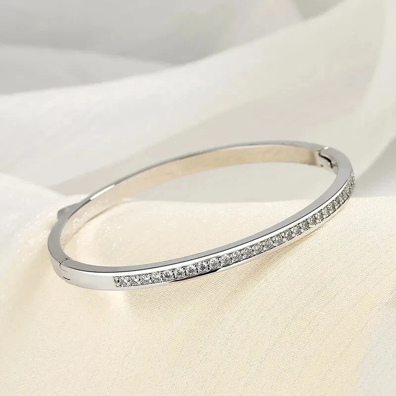 Bracelet jonc argenté serti de zircons – élégance minimaliste