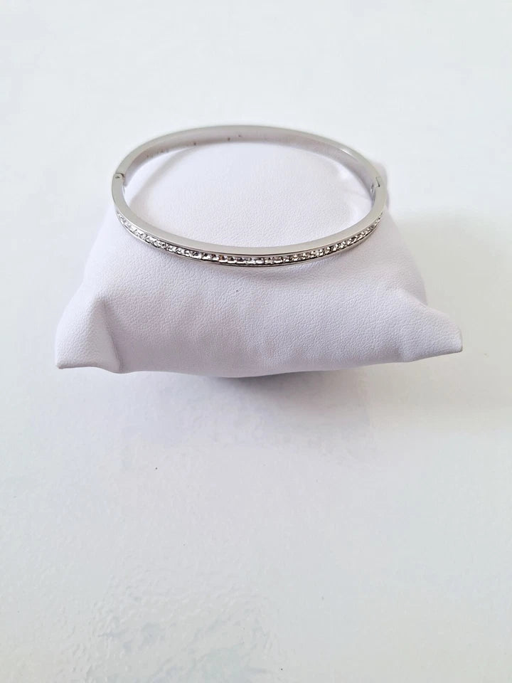 Bracelet jonc argenté serti de zircons – élégance minimaliste